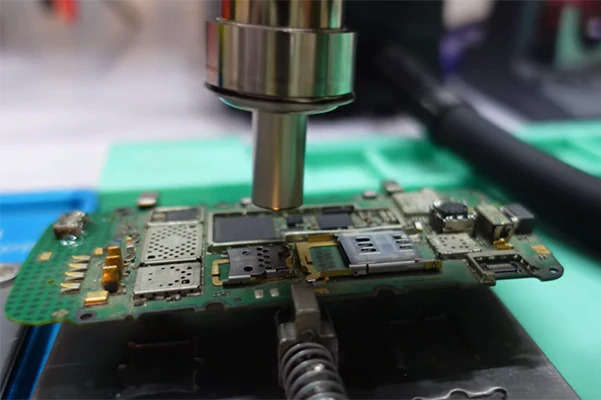 Hot Air Soldering vs. Traditional Soldering